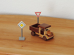 LKW Oldtimer inkl zwei Verkehrszeichen Bio