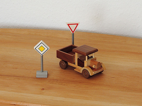 LKW Oldtimer inkl zwei Verkehrszeichen Bio-Holz