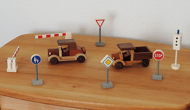 Oldtimer Fahrzeuge massiv Holz